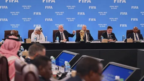 马来西亚公开赛羽毛球：伍家朗爆冷逆转击败中国选手挺进八强，周四对决法国新星挑战者